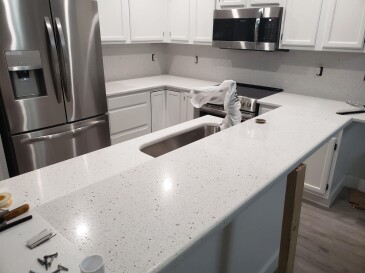 2008257 Quartz One Quartz Chipped Ice