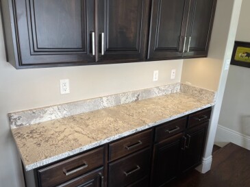 2106472 Granite Adonis White