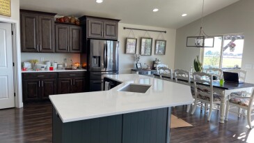 2108892 Quartz One Quartz White Ice